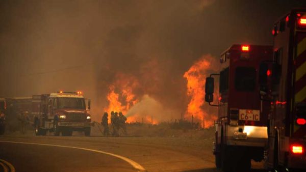 حرائق كاليفورنيا تعجز رجال الإطفاء وتجبر الآلاف على الفرار من منازلهم