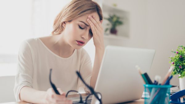 تعتبر الأعشاب فعالة لعلاج الصداع المصاحب للدورة الشهرية