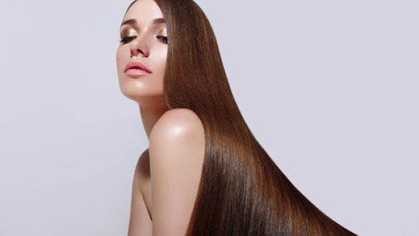 تنفق المرأة الكثير من المال من أجل شراء أدوات فرد الشعر ويصبح مظهره أجمل