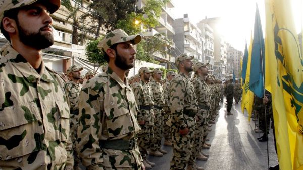 Members of Lebanon's Shiite movement Hezbollah attend the funeral fighter of Mohamed Choucair, on May 26, 2015, in a southern suburb of the Lebanese capital Beirut after he was killed in combat alongside Syrian government forces in the Qalamun region. (AFP/STR)