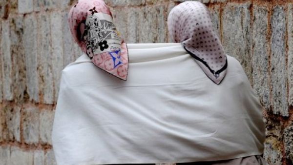 الذهاب إلى المطار في وقت مبكر، تجنبا لأي تأخير قد يحتم  إلغاء رحلتها.