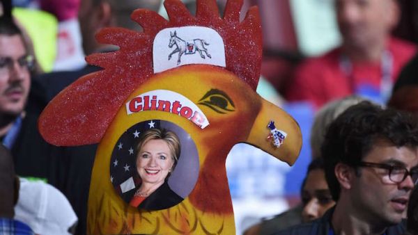 أصبحت كلينتون حاملة راية الحزب ضد المرشح الجمهوري دونالد ترامب 