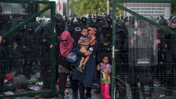 اللاجئون وجيش الاحتياط الهنغاري وجها لوجه