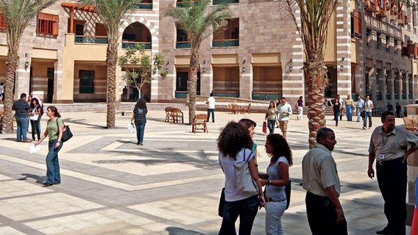 تعد الجامعة الأمريكية بالقاهرة أول جامعة في المنطقة تتعاون مع معهد ماساتشوستس للتكنولوجيا.