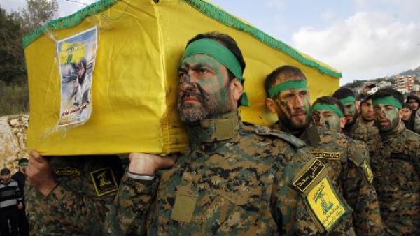 عناصر من حزب الله يشيعون احد قتلاهم في سوريا
