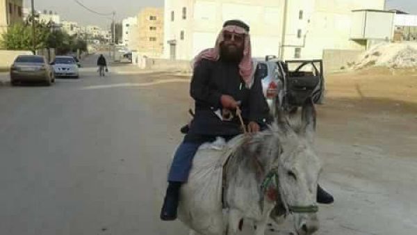 معلم يمتطي حمارا متوجها الى مدرسته