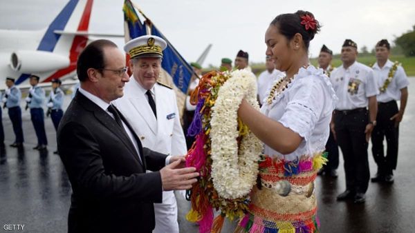 يبحث هولاند أثناء زيارته مسألة التعويض لضحايا 193 تجربة نووية أجرتها فرنسا بين 1966 و1996 في الجزر المرجانية بموروروا وفانغاتوفا