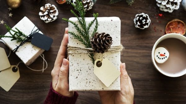 As people head out of town, things are slowing down in many workplaces. Here's how to showcase your best self during this holiday season. (Pixabay)