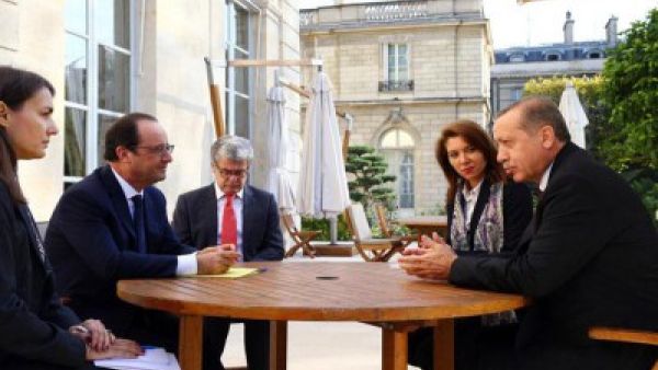 هولاند واردوغان يدعوان الى استئناف المفاوضات حول سوريا
