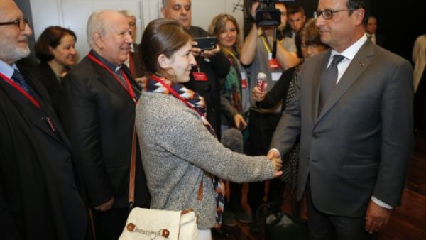 هولاند يؤكد لاحدى "سبايا داعش" دعم فرنسا لاكراد العراق