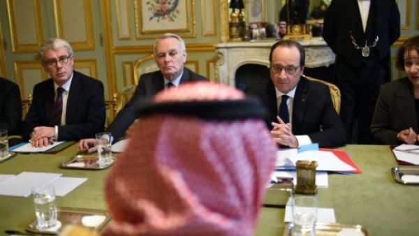 الرئيس الفرنسي فرنسوا هولاند خلال لفائه ولي العهد السعودي
