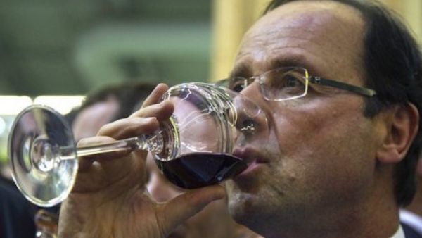 الرئيس الفرنسي فرانسوا هولاند يحتسي كاسا من النبيذ