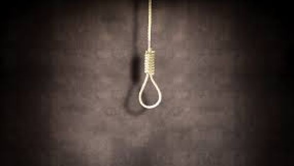 مقتل شاب وتعليقه امام منزله