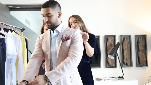 فندق في دبي يوفر ملابس فاخرة لزواره من الرجال