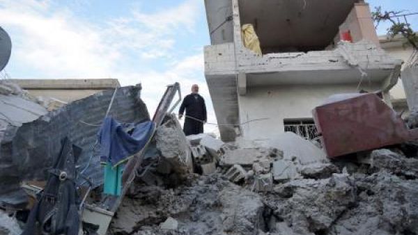 رجل يفتش بين أنقاض منزل بعد غارة جوية في درعا يوم 21 نوفمبر تشرين الثاني 
