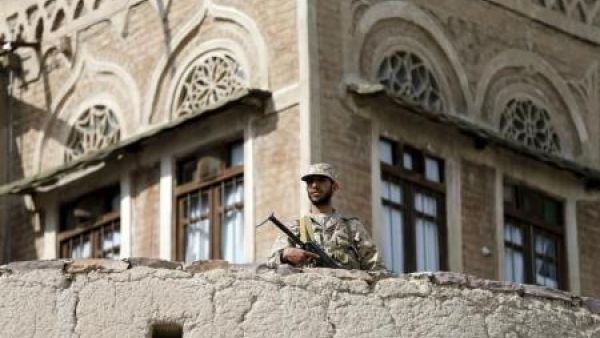 مسلح حوثي يقوم بتأمين منطقة تظاهر فيها حوثيون ضد الغارات الجوية التي تقودها السعودية في العاصمة اليمنية صنعاء
