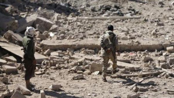 مقاتلان من الحوثيين في منطقة شهدت ضربة جوية للتحالف الذي تقوده السعودية في صنعاء 
