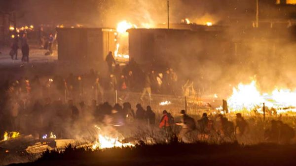 حريق يدمر مخيما للاجئين في فرنسا 