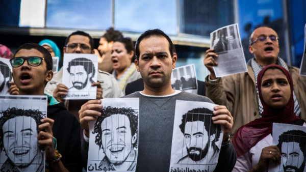 A protest in Egypt over the arrest and detainment of journalists. (AFP Photo/Mohamed El-Shahed)