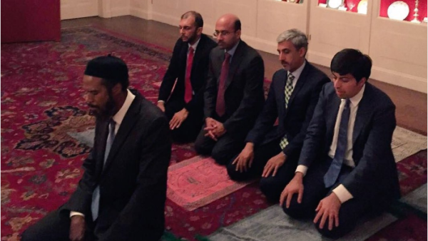 Ahmadiyya Imam Azhar Haneef (on left) and other Ahmadiyyas pray at the White House on Thursday. (Twitter/MuslimIQ)