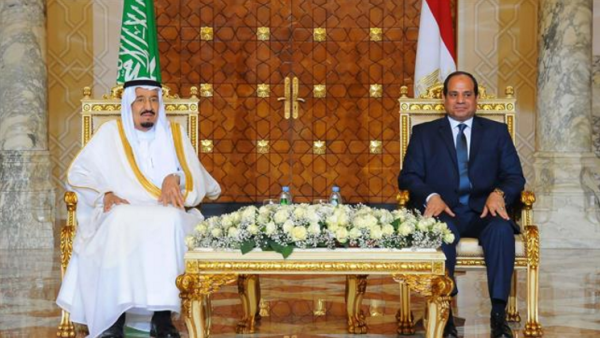 Saudi King Salman Bin Abdulaziz (left) with Egyptian President Abdel Fatah al-Sisi (photo: AFP)