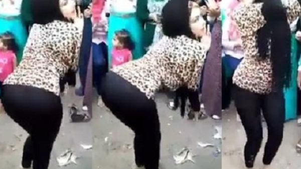 محجبة ثانية ترقص في الشارع والفيديو اعلى يسار الصفحة