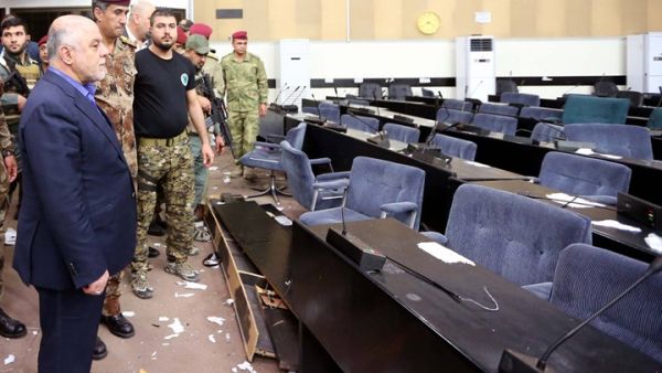 العبادي أثناء تفقده لمبنى البرلمان بعد اقتحامه من الصدريين- فيسبوك