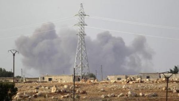 دخان يتصاعد إثر ما قال نشطاء إنها ضربات جوية روسية على إدلب يوم 2 أكتوبر تشرين الأول 2015
