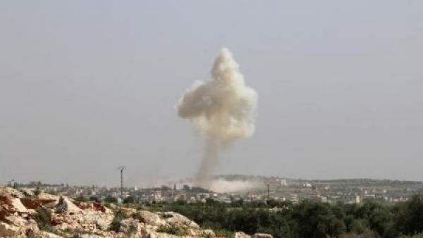 دخان متصاعد نتيجة غارات جوية على محافظة إدلب
