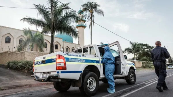 مقتل شخصين في هجوم بسكين في مسجد جنوب أفريقيا

