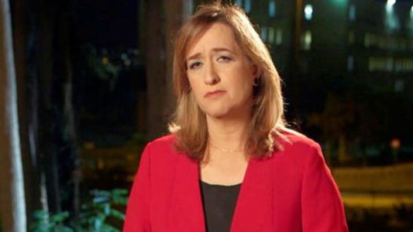 صحافية إسرائيلية تتلو على الهواء رسالة هاجمها فيها نتانياهو وتثير ضجة إعلامية
