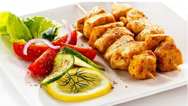 يقدم العرض مجموعة مختارة من أشهى أطباق الكاري والكباب الهندية. يقدم العرض مجموعة مختارة من أشهى أطباق الكاري والكباب الهندية.