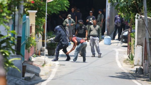 The Indonesian bomb squad responds to a bomb threat in Solo, Indonesia, in 2012. (AFP/File) The Indonesian bomb squad responds to a bomb threat in Solo, Indonesia, in 2012. (AFP/File)