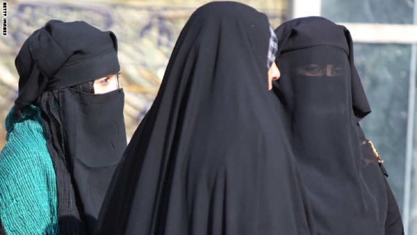 سيدة عراقية تفض عذرية ابنتها
