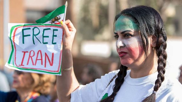 بدأت الاحتجاجات على الصعوبات الاقتصادية التي يعاني منها الشباب والطبقة العاملة وامتدت إلى أكثر من 80 مدينة