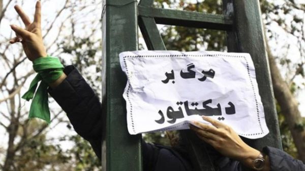  لدى النظام الإيراني رغبة جامحة في الظهور بمظهر المسيطر على مفاصل الأمور.
