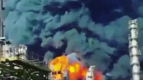 انتشر على مواقع "تويتر" للتواصل الاجتماعي شريط فيديو قيل إنه لحظة اندلاع الحريق