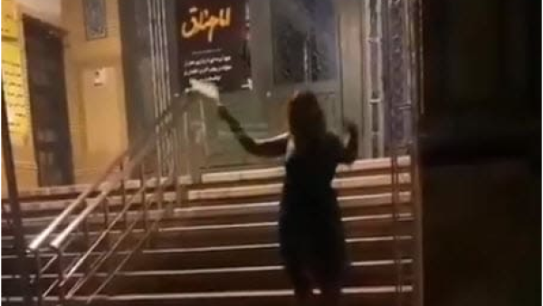 يحدث في إيران.... وصلة رقص على سلالم أحد المساجد في طهران! (فيديو)