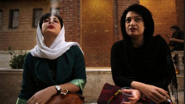 وتحظر السهرات المختلطة بين العازبين وتناول الكحول في إيران منذ الثورة الإسلامية عام 1979.

