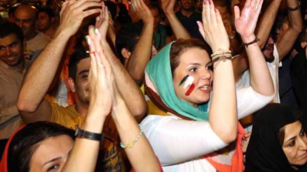 إيران تفرض غرامة على طلي النساء لأظافرهن ووضع النظارة الشمسية