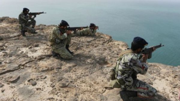 Iranian soldiers take part in military drill, Dec. 30, 2011. (AFP/File)