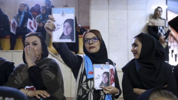 الايرانيون يصوتون الجمعة مع أو ضد استمرار انفتاح بلادهم على العالم
