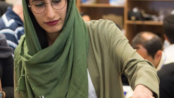 انتخابات إيران.. المتشددون والمعتدلون وجهان لعملة المرشد
