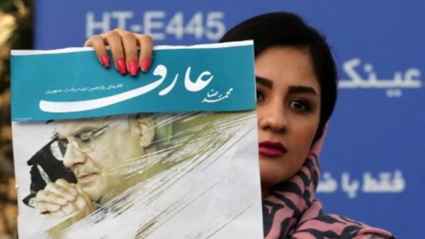 ايرانية ترفع صورة المرشح الاصلاحي محمد رضا عارف خلال الحملة الانتخابية/طهران/أ.ف.ب