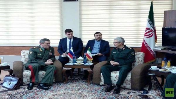 رئيس الأركان الروسي الجنرال فاليري غيراسيموف ونظيره الإيراني اللواء محمد باقري