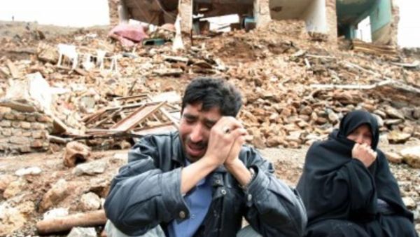مركز الهزة يقع على عمق حوالى عشرة كلم بين مدينتى كونار تخته وكازيرون