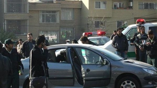محققون ايرانيون يتفقدون موقع الهجوم على البروفسور مجيد شهريار 