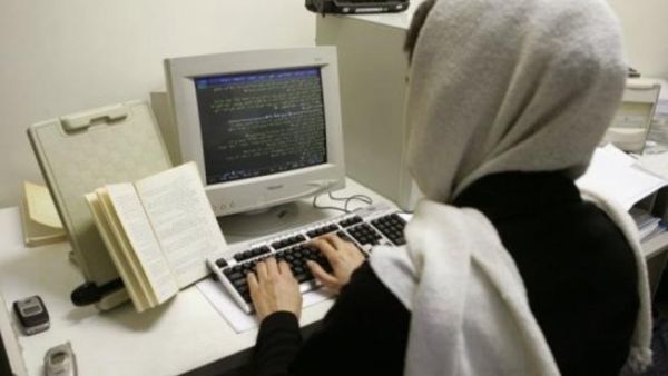 ايرانية تعمل على احد اجهزة الكومبيوتر
