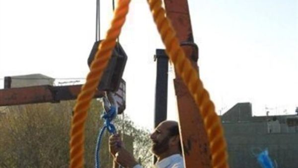مسؤول يحضر حبل المشنقة قبيل تنفيذ حكم اعدام في 2002
