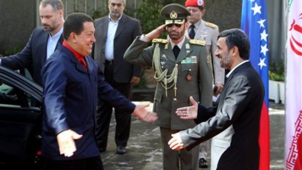 نجاد مستقبلا الرئيس الفنزويلي في طهران/ ا.ف.ب
